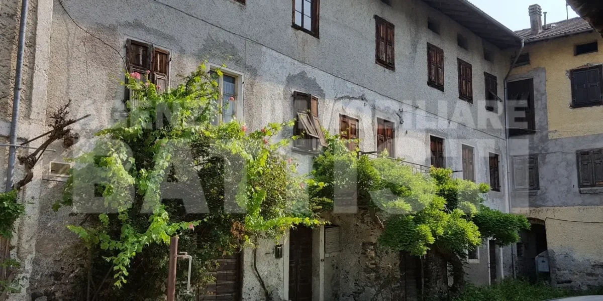 PREGIATO EDIFICIO STORICO CON RUSTICO E GIARDINO
