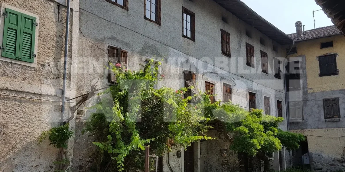 PREGIATO EDIFICIO STORICO CON RUSTICO E GIARDINO