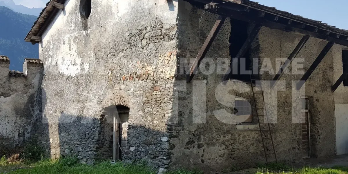 PREGIATO EDIFICIO STORICO CON RUSTICO E GIARDINO