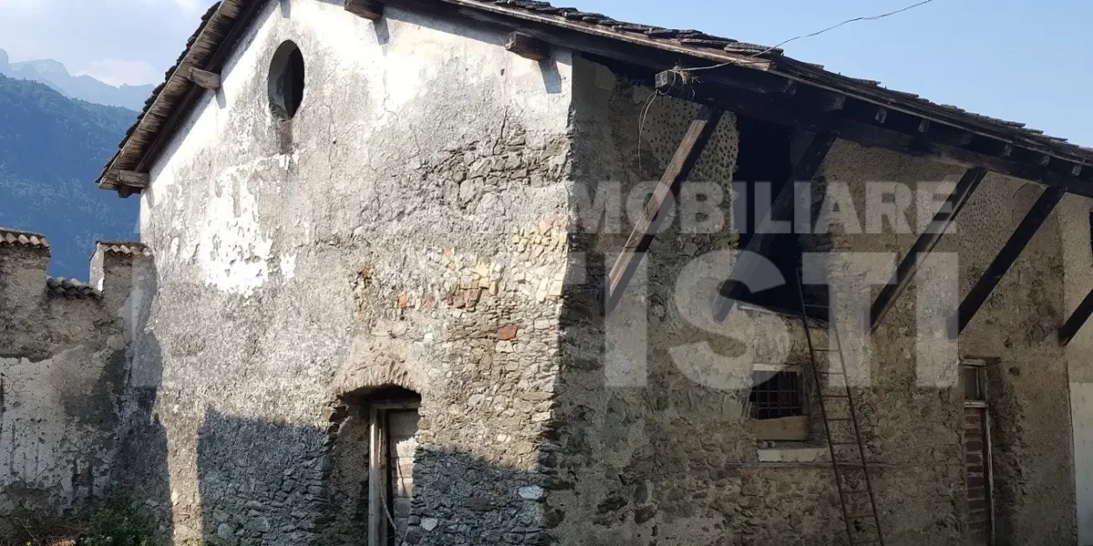 PREGIATO EDIFICIO STORICO CON RUSTICO E GIARDINO
