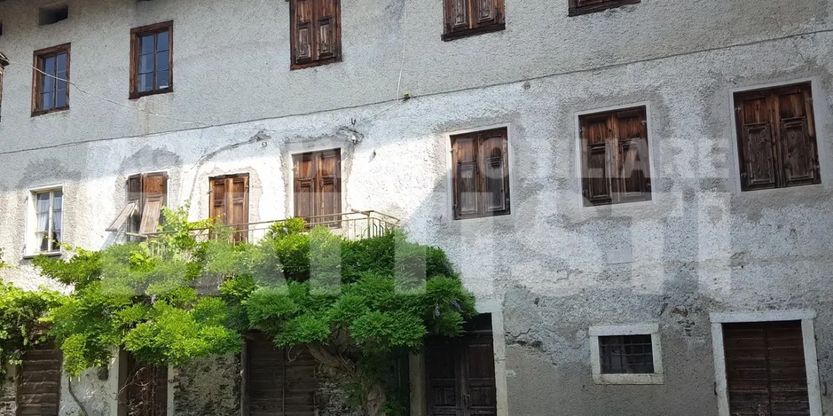 PREGIATO EDIFICIO STORICO CON RUSTICO E GIARDINO