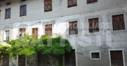 PREGIATO EDIFICIO STORICO CON RUSTICO E GIARDINO