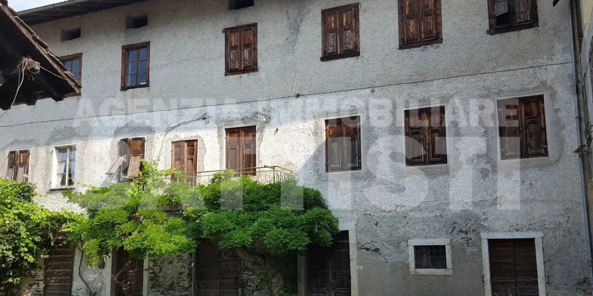 PREGIATO EDIFICIO STORICO CON RUSTICO E GIARDINO