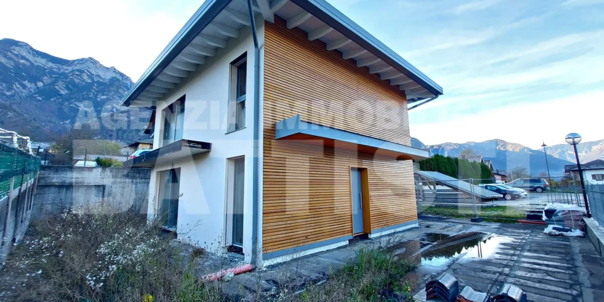 AMPIO EDIFICIO CON DUE ALLOGGI
