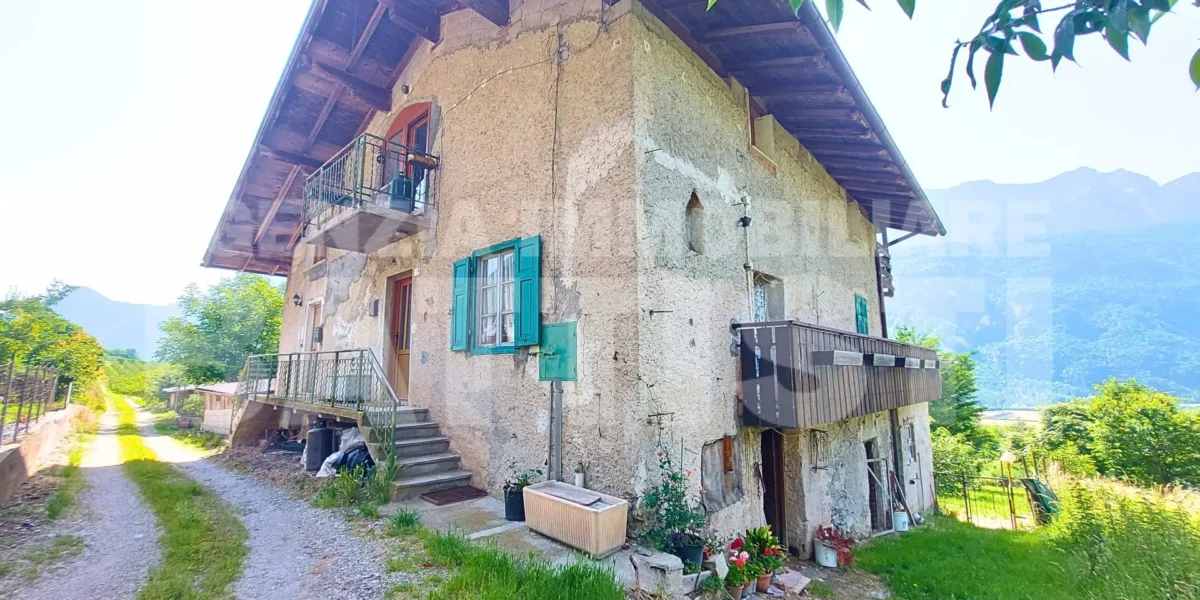 AMPIO EDIFICIO CON DUE ALLOGGI