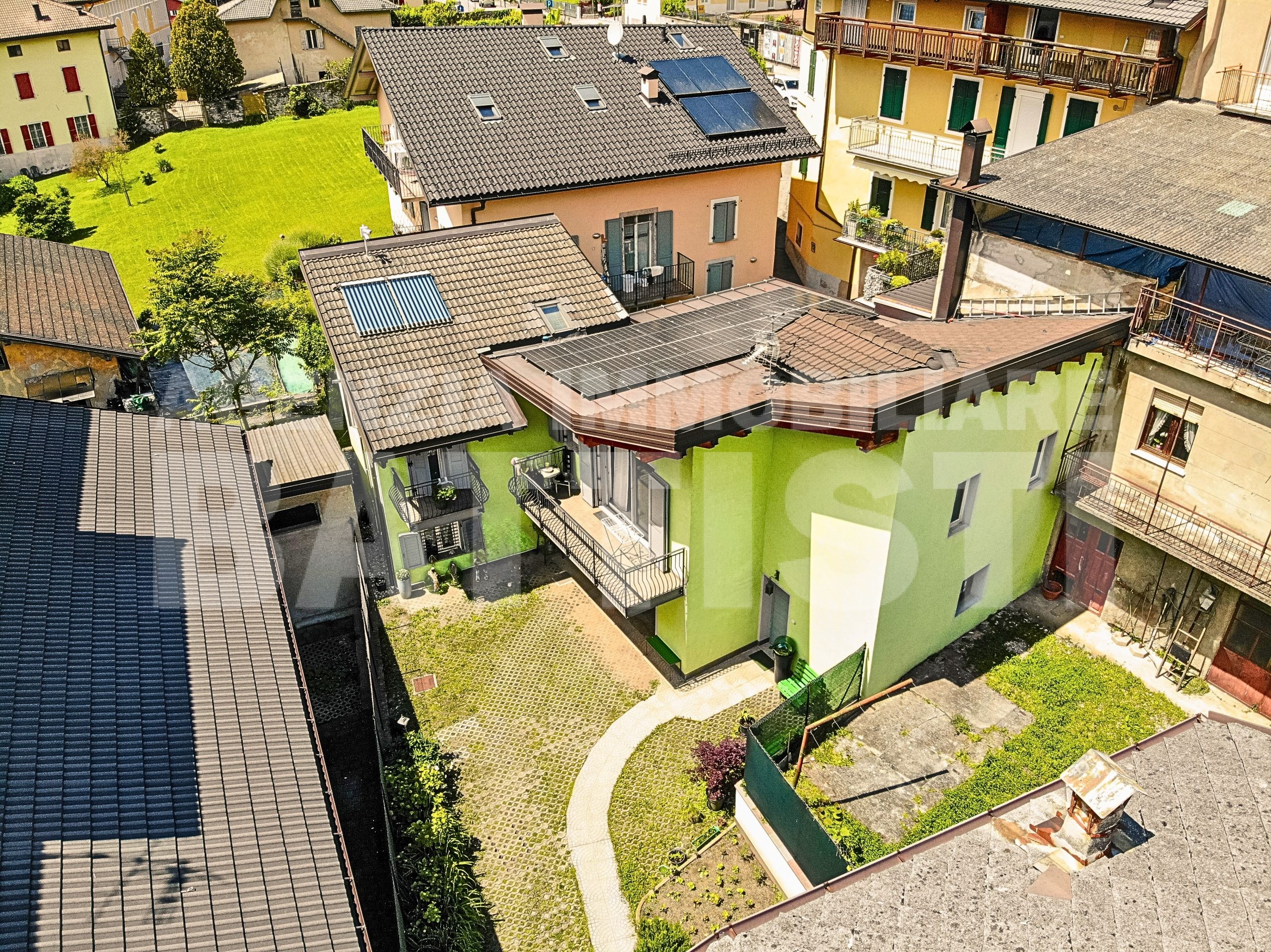 VILLA INDIPENDENTE CON GIARDINO