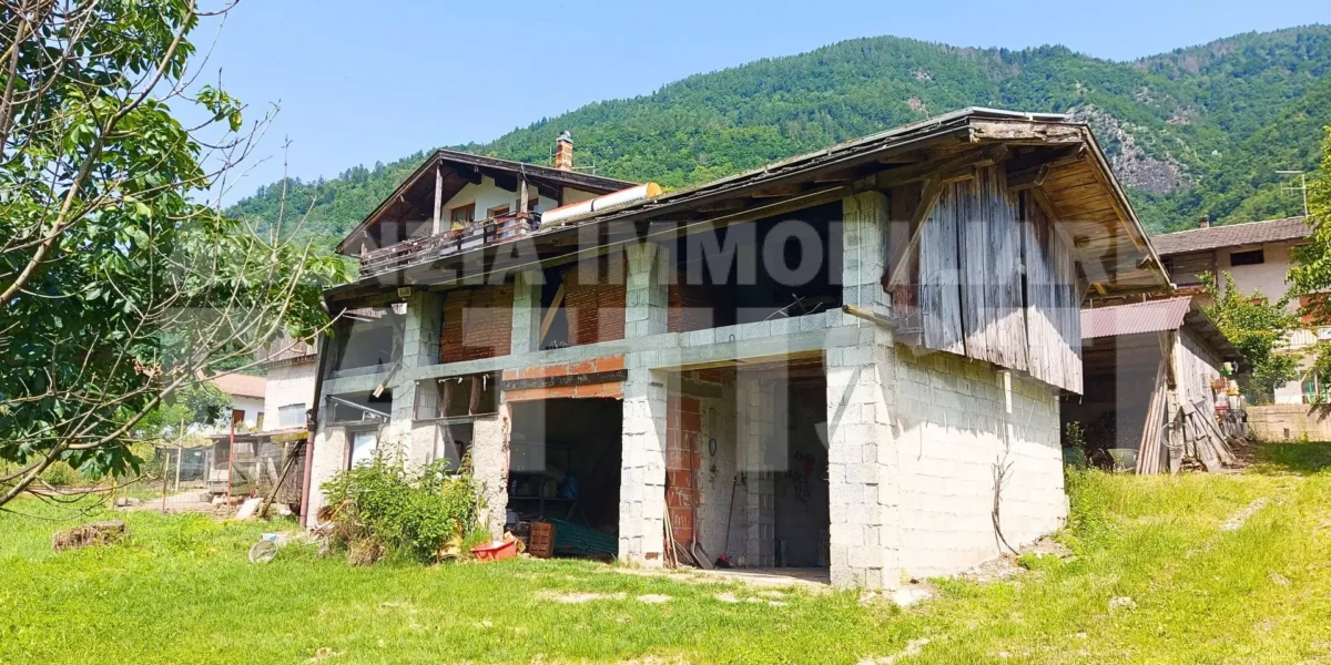 AMPIO EDIFICIO CON DUE ALLOGGI