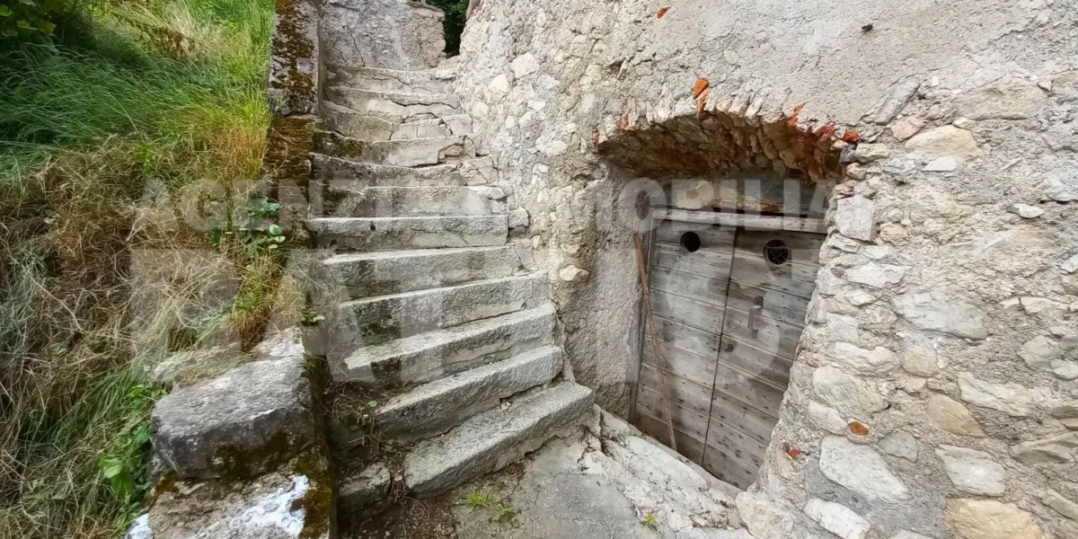 PORZIONE DI CASA con terreno di mq 700