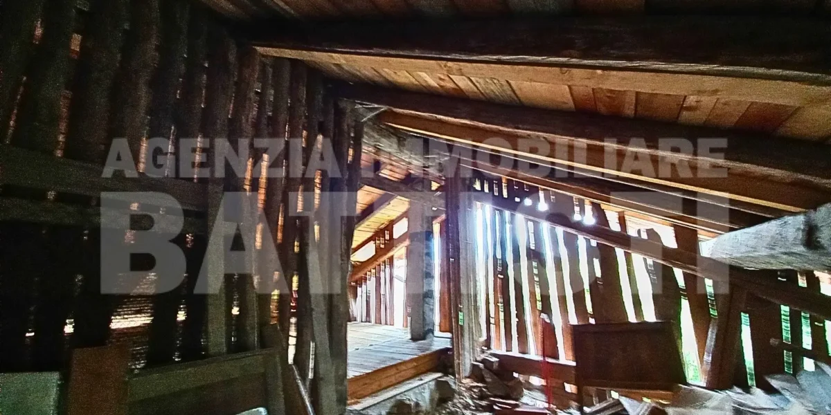 PORZIONE DI CASA con terreno di mq 700