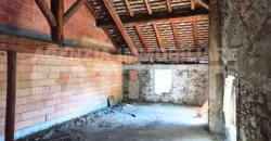 PORZIONE DI CASA DA RISTRUTTURARE CON GIARDINO