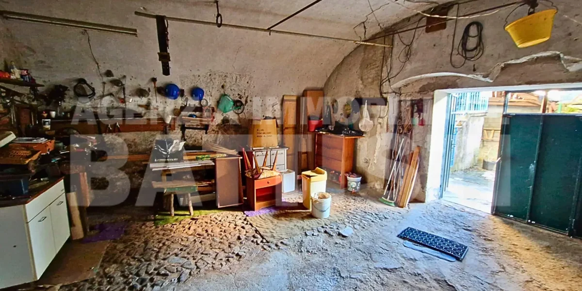 PORZIONE CON CORTILE E ORTO