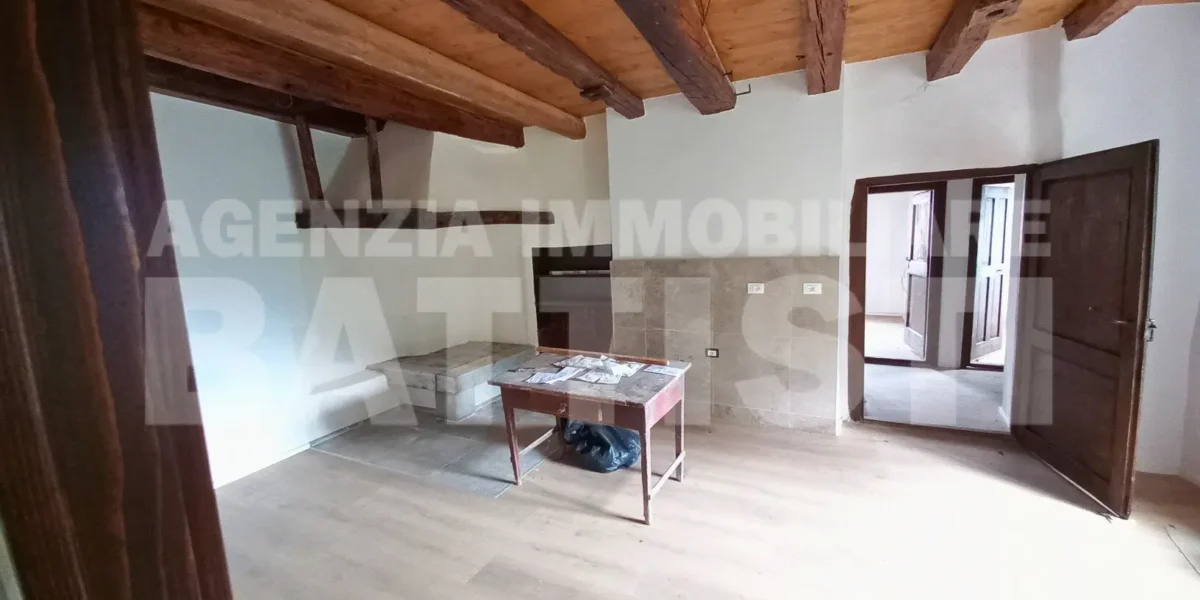 PORZIONE DI CASA con terreno di mq 700