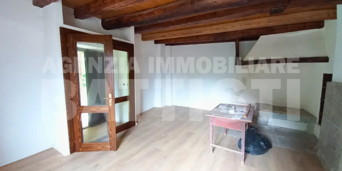 PORZIONE DI CASA con terreno di mq 700
