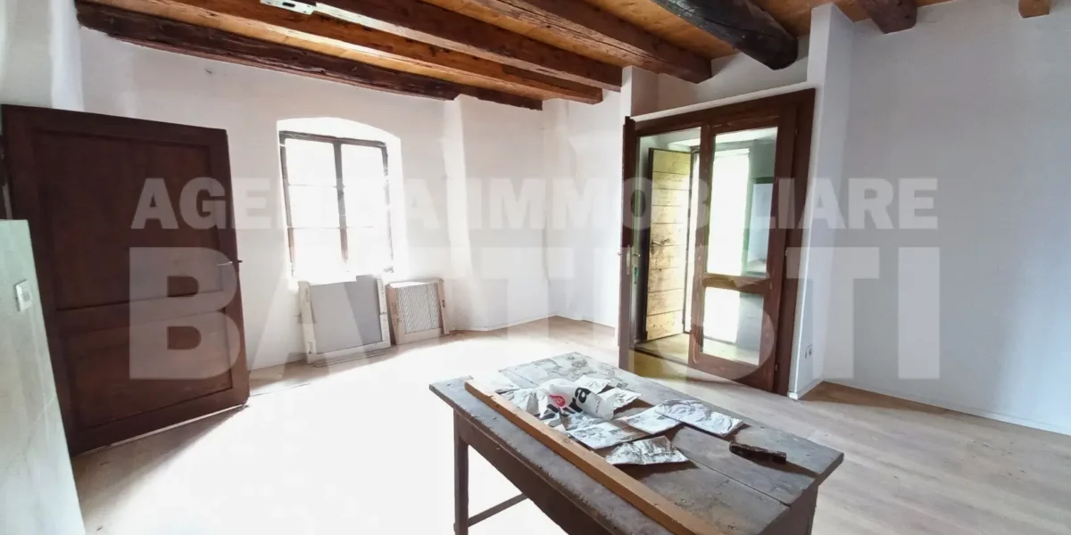 PORZIONE DI CASA con terreno di mq 700