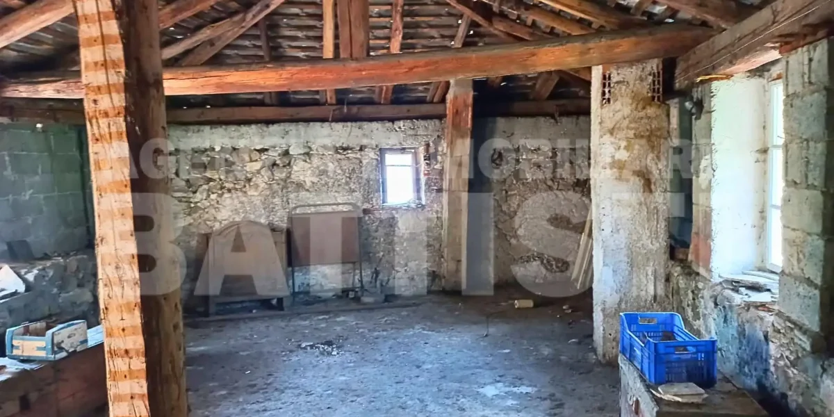 PORZIONE DI CASA DA RISTRUTTURARE CON GIARDINO
