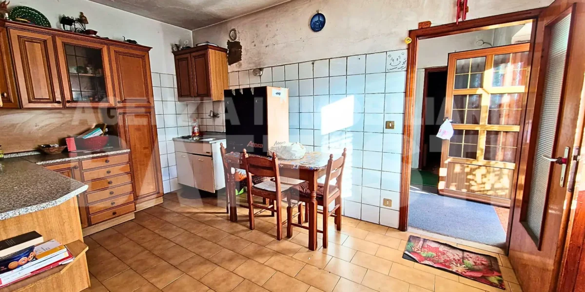 PORZIONE CON CORTILE E ORTO