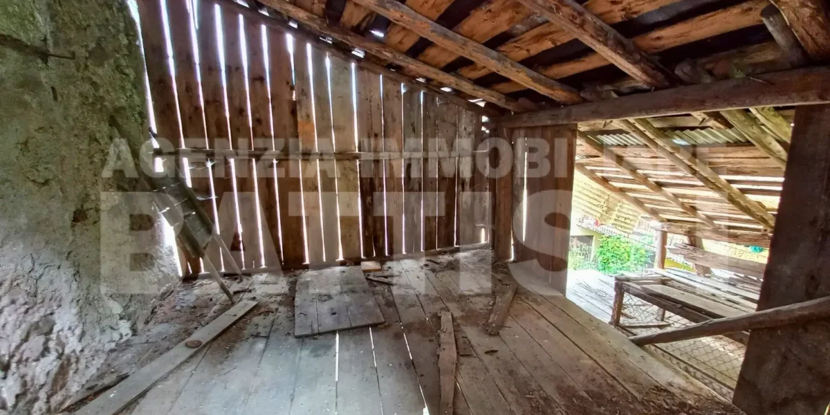 PORZIONE DI CASA con terreno di mq 700