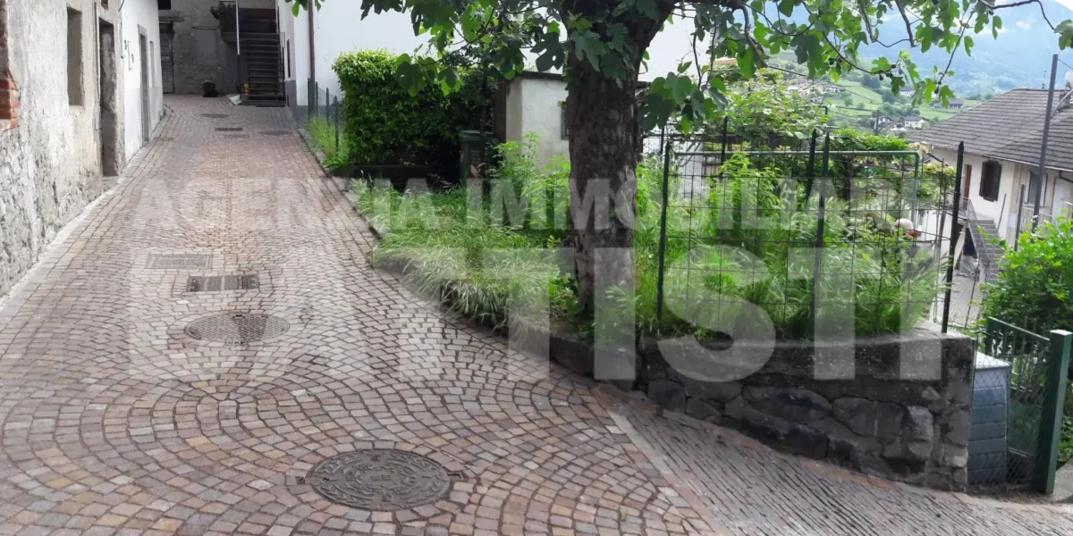 PORZIONE DI CASA CON ORTO E CORTILE PRIVATO