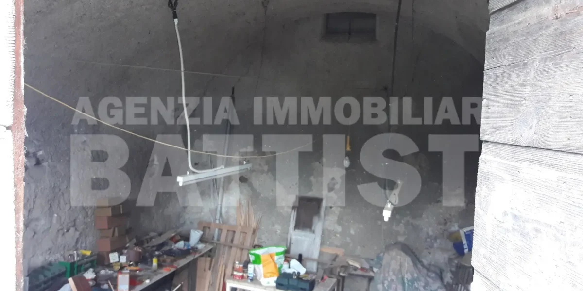 PORZIONE DI CASA CON ORTO E CORTILE PRIVATO
