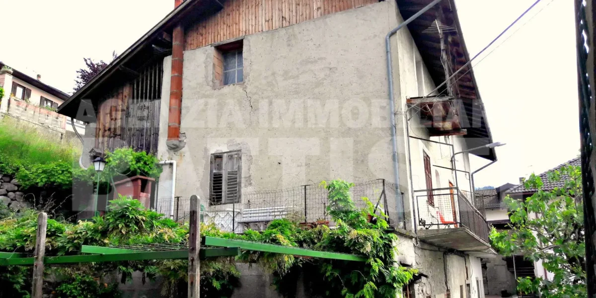 PORZIONE DI CASA CON ORTO E CORTILE PRIVATO