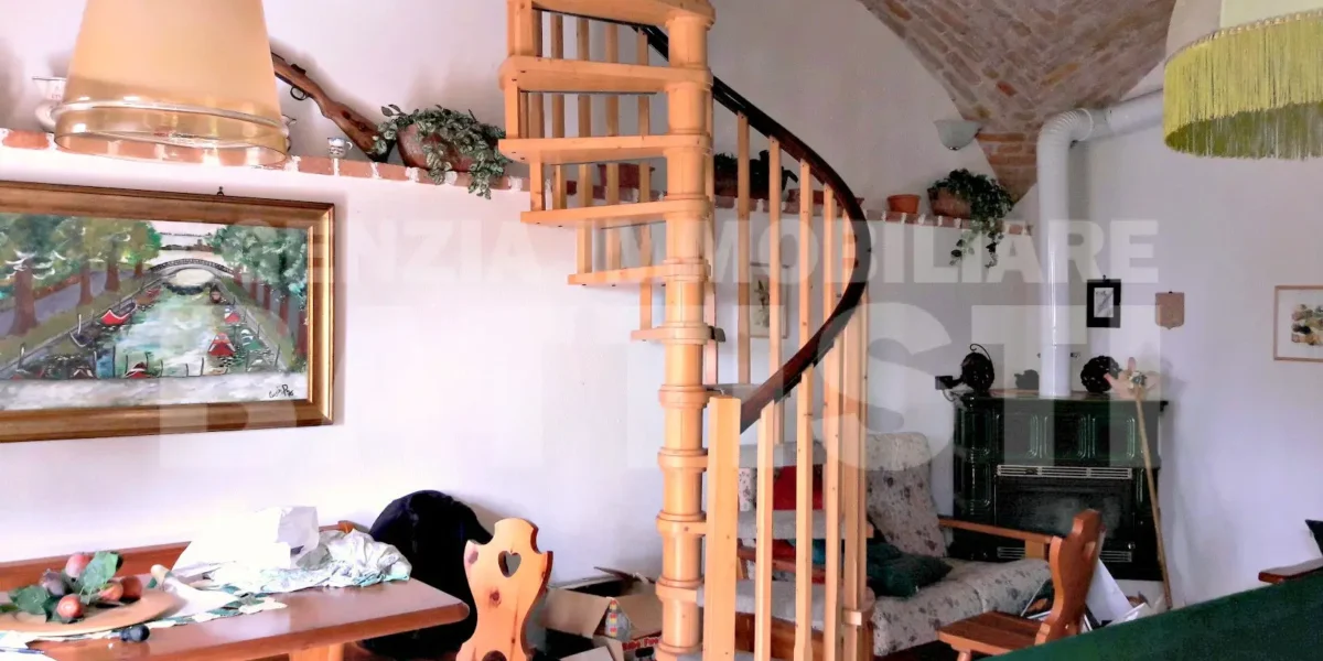PORZIONE DI CASA CON ORTO E CORTILE PRIVATO