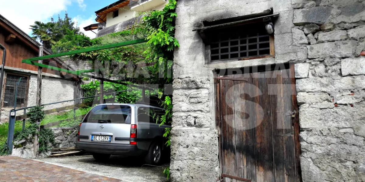 PORZIONE DI CASA CON ORTO E CORTILE PRIVATO