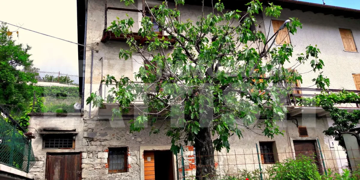 PORZIONE DI CASA CON ORTO E CORTILE PRIVATO