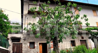 PORZIONE DI CASA CON ORTO E CORTILE PRIVATO