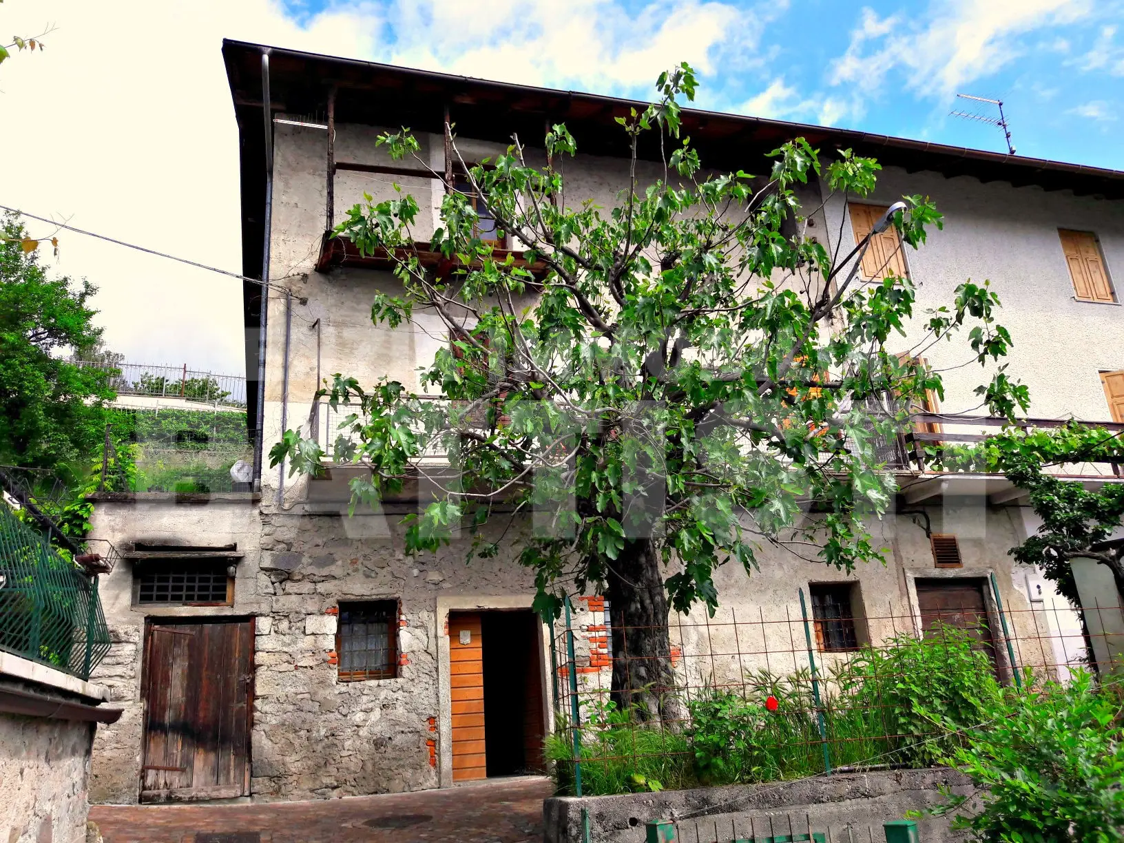 PORZIONE DI CASA CON ORTO E CORTILE PRIVATO