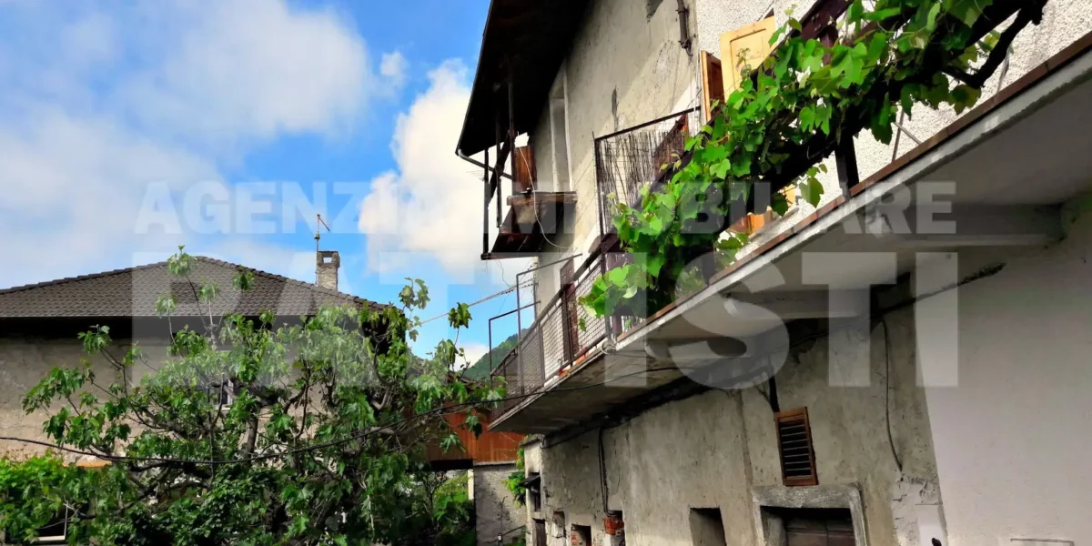 PORZIONE DI CASA CON ORTO E CORTILE PRIVATO
