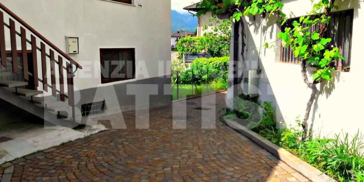 PORZIONE DI CASA CON ORTO E CORTILE PRIVATO