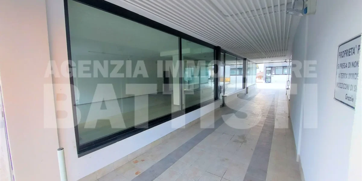AMPIO LOCALE COMMERCIALE