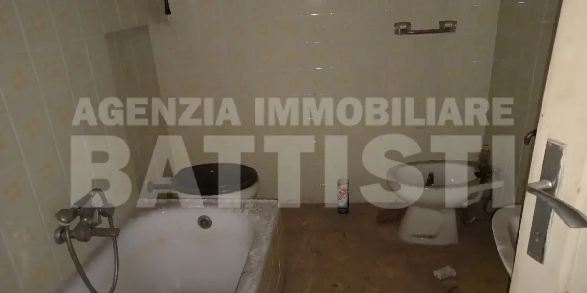 INTERO EDIFICIO IN POSIZIONE CENTRALE