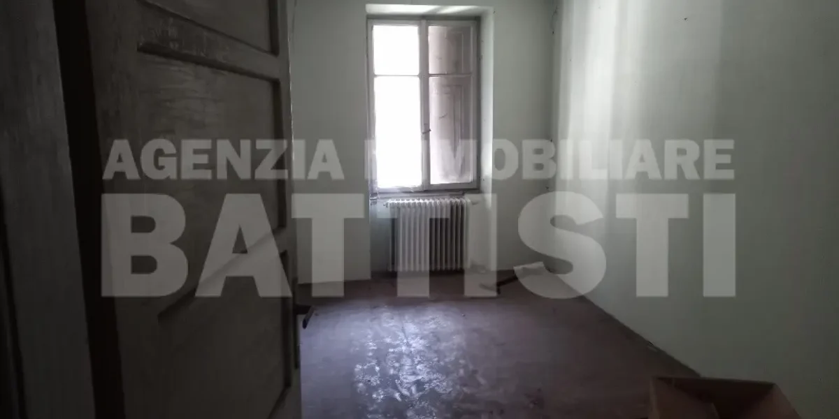 INTERO EDIFICIO IN POSIZIONE CENTRALE