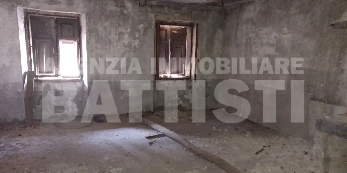 INTERO EDIFICIO IN POSIZIONE CENTRALE