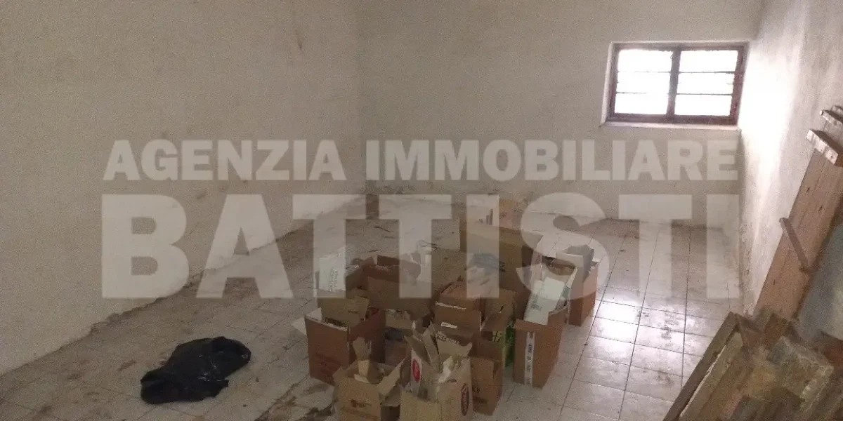 INTERO EDIFICIO IN POSIZIONE CENTRALE