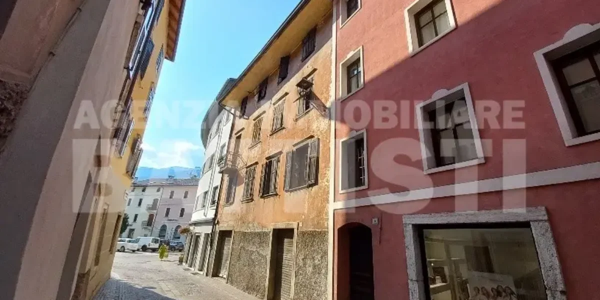 INTERO EDIFICIO IN POSIZIONE CENTRALE