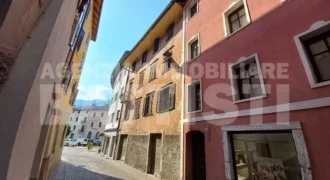 INTERO EDIFICIO IN POSIZIONE CENTRALE