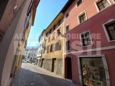 INTERO EDIFICIO IN POSIZIONE CENTRALE