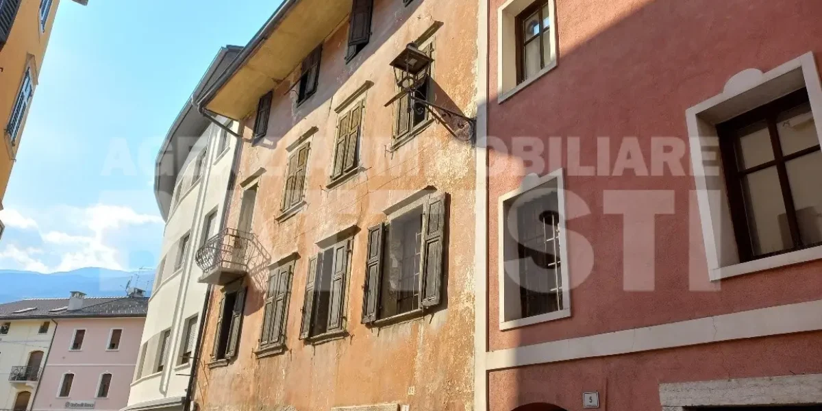 INTERO EDIFICIO IN POSIZIONE CENTRALE