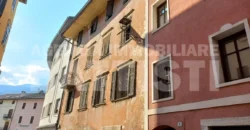 INTERO EDIFICIO IN POSIZIONE CENTRALE