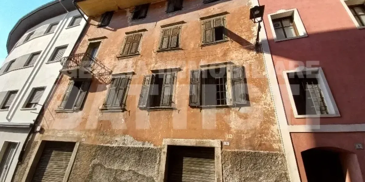 INTERO EDIFICIO IN POSIZIONE CENTRALE