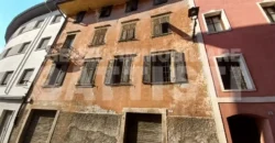 INTERO EDIFICIO IN POSIZIONE CENTRALE