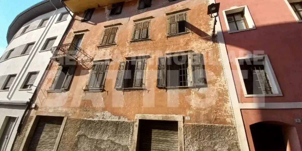 INTERO EDIFICIO IN POSIZIONE CENTRALE