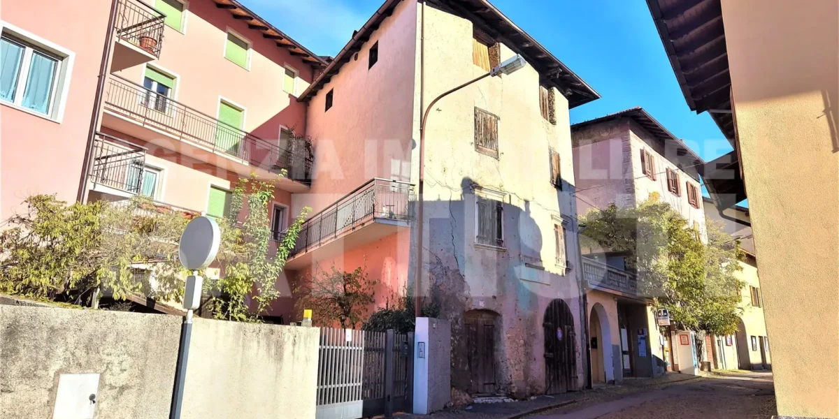 PORZIONE IN CENTRO