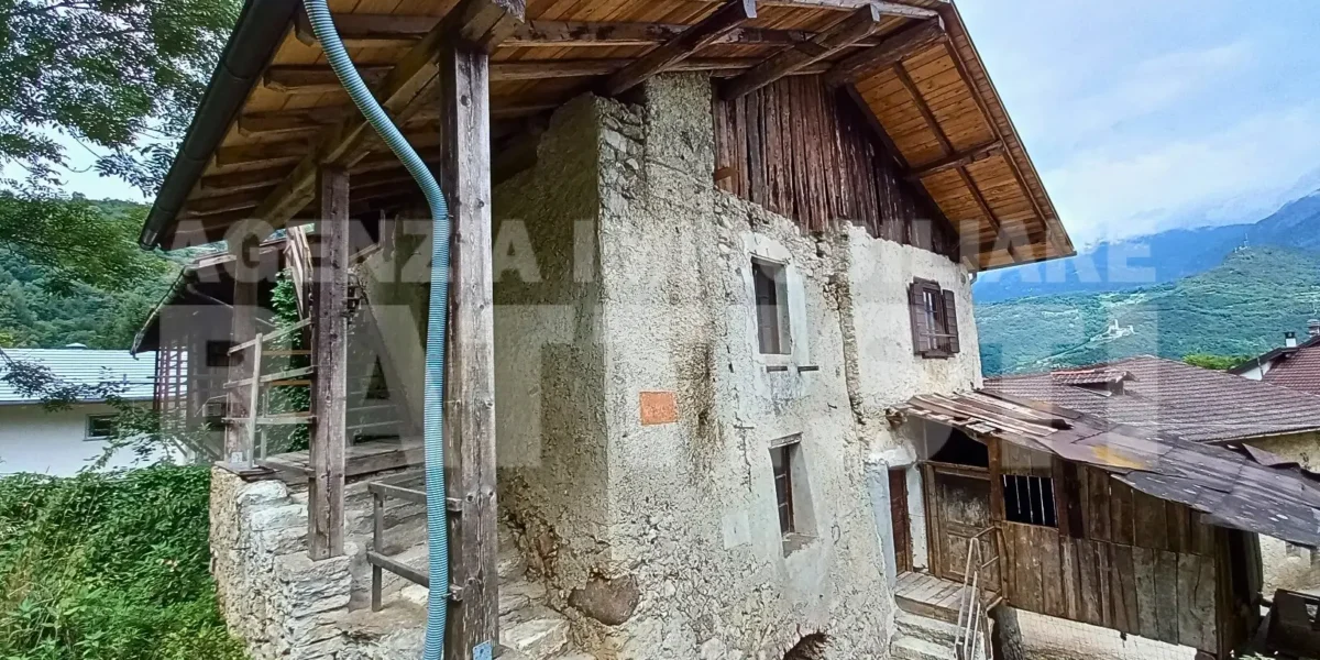 PORZIONE DI CASA con terreno di mq 700