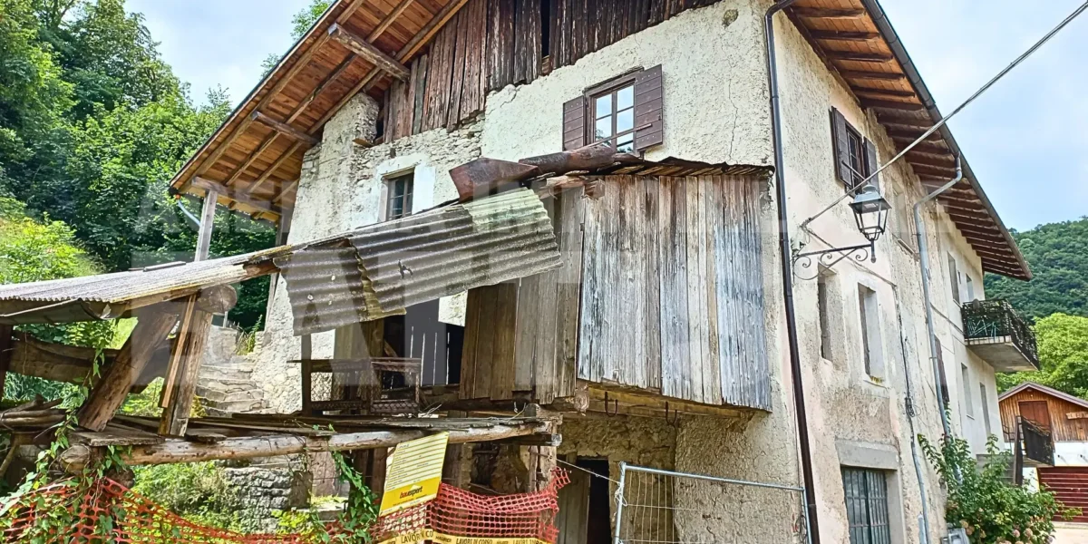 PORZIONE DI CASA con terreno di mq 700