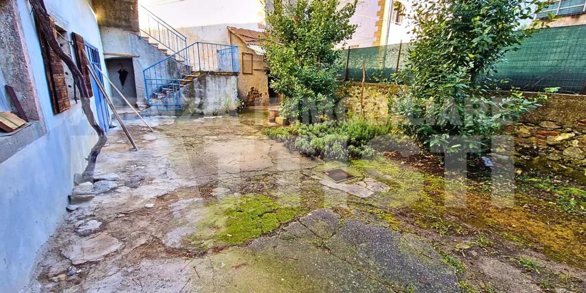 PORZIONE CON CORTILE E ORTO
