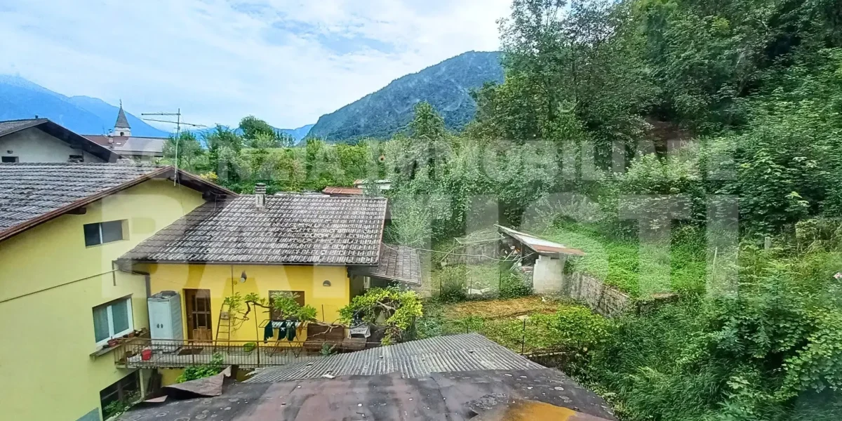 PORZIONE DI CASA con terreno di mq 700