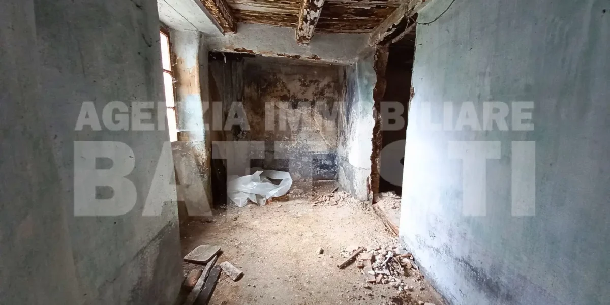 PORZIONE DI CASA con terreno di mq 700